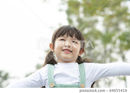 在戶外玩的女孩的肖像 64055419