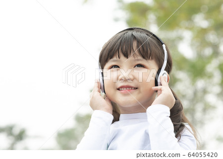 一個女孩在戶外聽音樂的肖像 一個女孩在戶外聽音樂的肖像 64055420