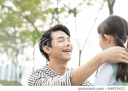 父親和女兒在戶外玩 父親和女兒在戶外玩 64055421