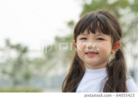 在戶外玩的女孩的肖像 在戶外玩的女孩的肖像 64055423