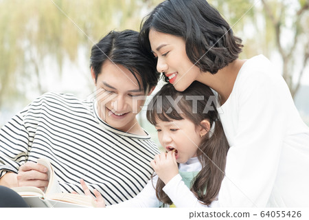 父母和孩子在公園裡野餐 64055426