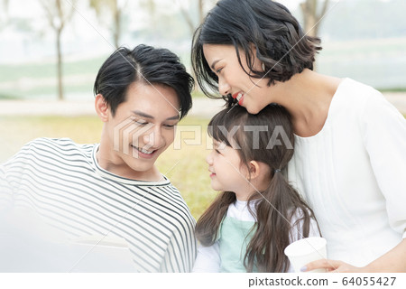 父母和孩子在公園裡野餐 64055427