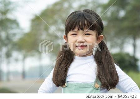 在戶外玩的女孩的肖像 在戶外玩的女孩的肖像 64055428