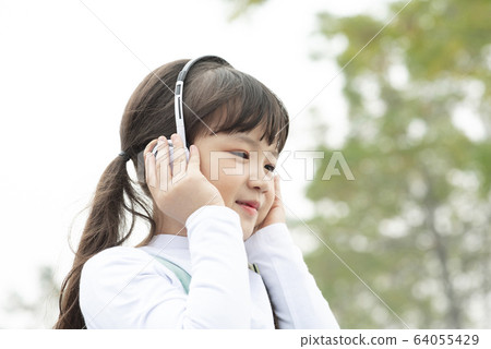 一個女孩在戶外聽音樂的肖像 一個女孩在戶外聽音樂的肖像 64055429