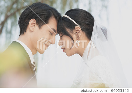 Couple wedding portrait outdoors 64055543
