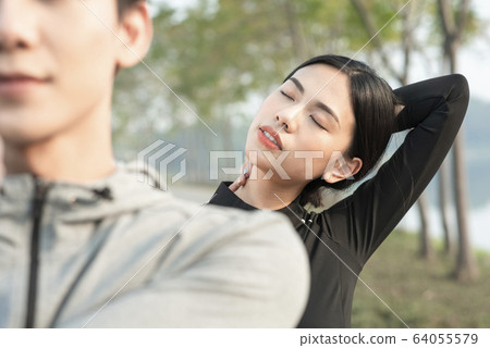 男人和女人在戶外運動 男人和女人在戶外運動 64055579