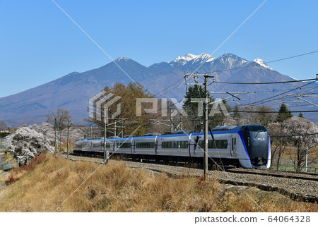 春季在北鄉市長坂町八嶽山腳的甲州道上開設的Azusa E353特快列車 64064328