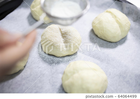 Sprinkle the surface of the bread with flour Sprinkle the surface of the bread with flour 64064499