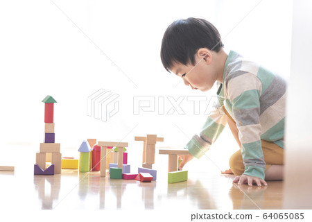 Boy playing with building blocks Boy playing with building blocks 64065085