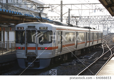 Gotemba Line Series 313 departing from Kozu Station 64066653