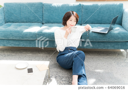 沙發女人的生活方式 64069016