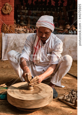 Indian potter at work, Shilpagram, Udaipur, Rajasthan, India Indian potter at work, Shilpagram, Udaipur, Rajasthan, India 64070805