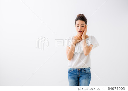 一個健康狀況不佳的女人 64073903