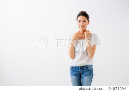 A woman with poor health A woman with poor health 64073904