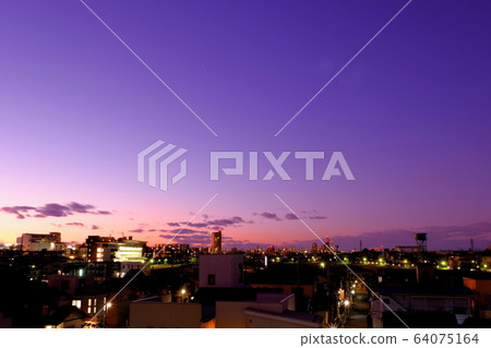 從冬末到春季的美麗魔法時刻和城市景觀 64075164