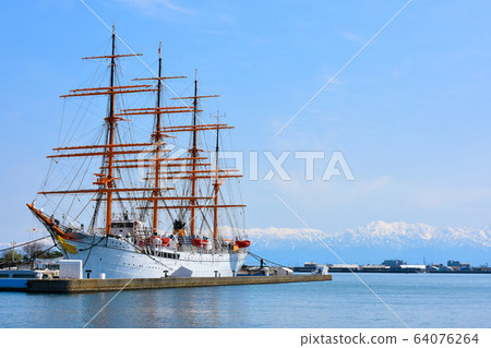 海丸丸立山山脈和富山灣與剩餘的雪海丸丸公園 海丸丸立山山脈和富山灣與剩餘的雪海丸丸公園 64076264