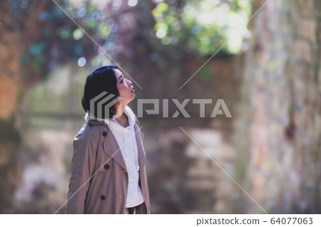 Outdoor woman portrait 64077063