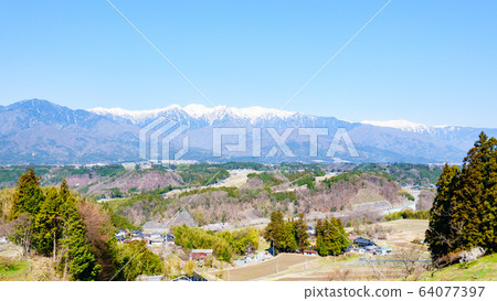 早春的中央阿爾卑斯山景觀（上上神奈郡中川村） 64077397