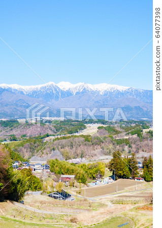 早春的中央阿爾卑斯山景觀（上上神奈郡中川村） 64077398