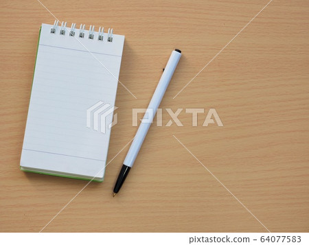 白色筆記本和黑色圓珠筆 白色筆記本和黑色圓珠筆 64077583