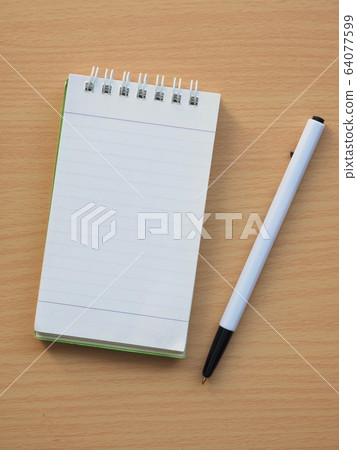 白色筆記本和黑色圓珠筆 白色筆記本和黑色圓珠筆 64077599