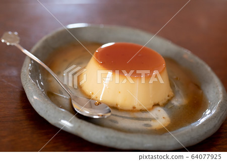 Making sweets at home custard pudding 64077925