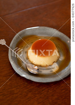 Making sweets at home custard pudding 64077926