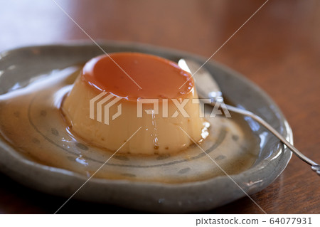 Making sweets at home custard pudding 64077931