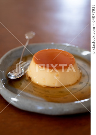 Making sweets at home custard pudding 64077933