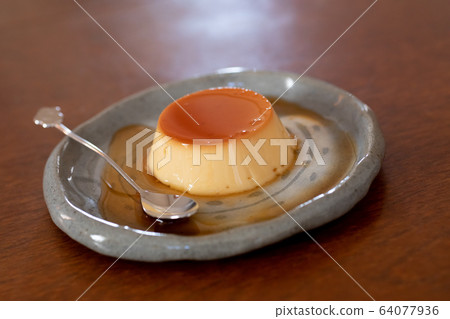 Making sweets at home custard pudding 64077936