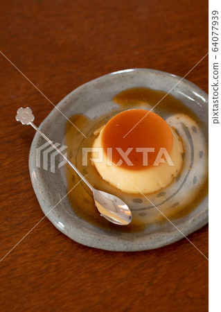 Making sweets at home custard pudding 64077939