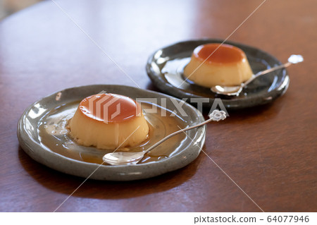 Making sweets at home custard pudding 64077946