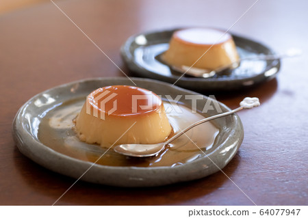 Making sweets at home custard pudding 64077947