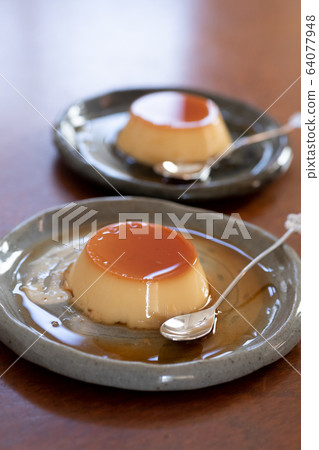 Making sweets at home custard pudding 64077948