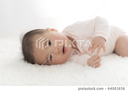 嬰兒翻身 64081656