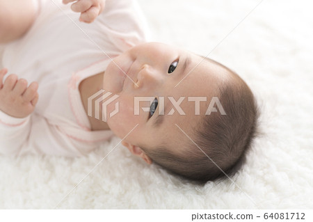 嬰兒上半身的微笑 64081712