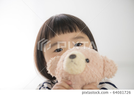 女孩抱著毛絨玩具 女孩抱著毛絨玩具 64081726