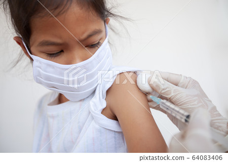 Doctor injecting vaccination on asian child girl arm 64083406