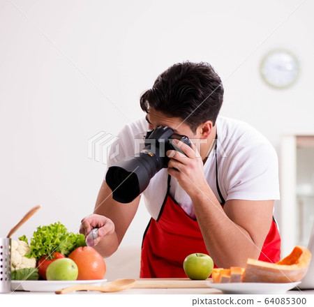 Food blogger working in the kitchen 64085300