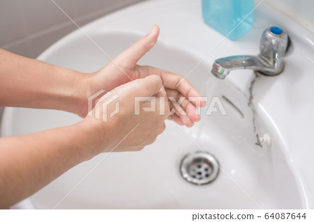 Woman Washing hands with liquid soap Step 4 64087644