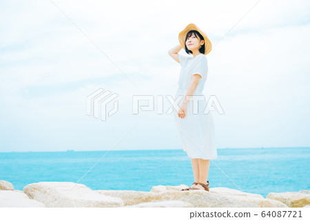 一個女人站在海岸上 一個女人站在海岸上 64087721