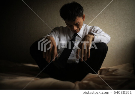 悲傷的人 64088191