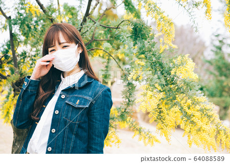 woman wearing a mask 64088589