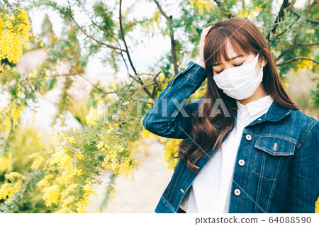 woman wearing a mask 64088590