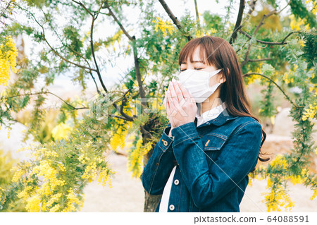 woman wearing a mask 64088591