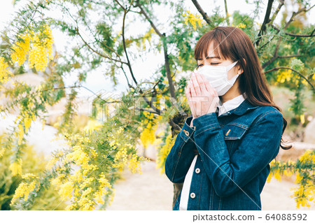 woman wearing a mask 64088592