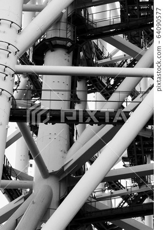用鋼管桁架結構建造的東京晴空塔的特寫照片 64090577