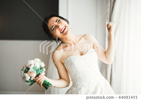 Luxury wedding bride, girl posing and smiling with bouquet 64091455