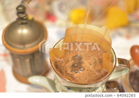 Hand drip | Scene 64092265