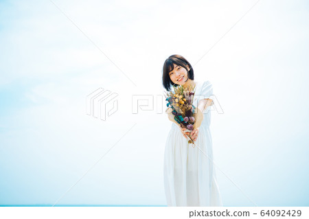 有乾燥花的一名婦女 64092429